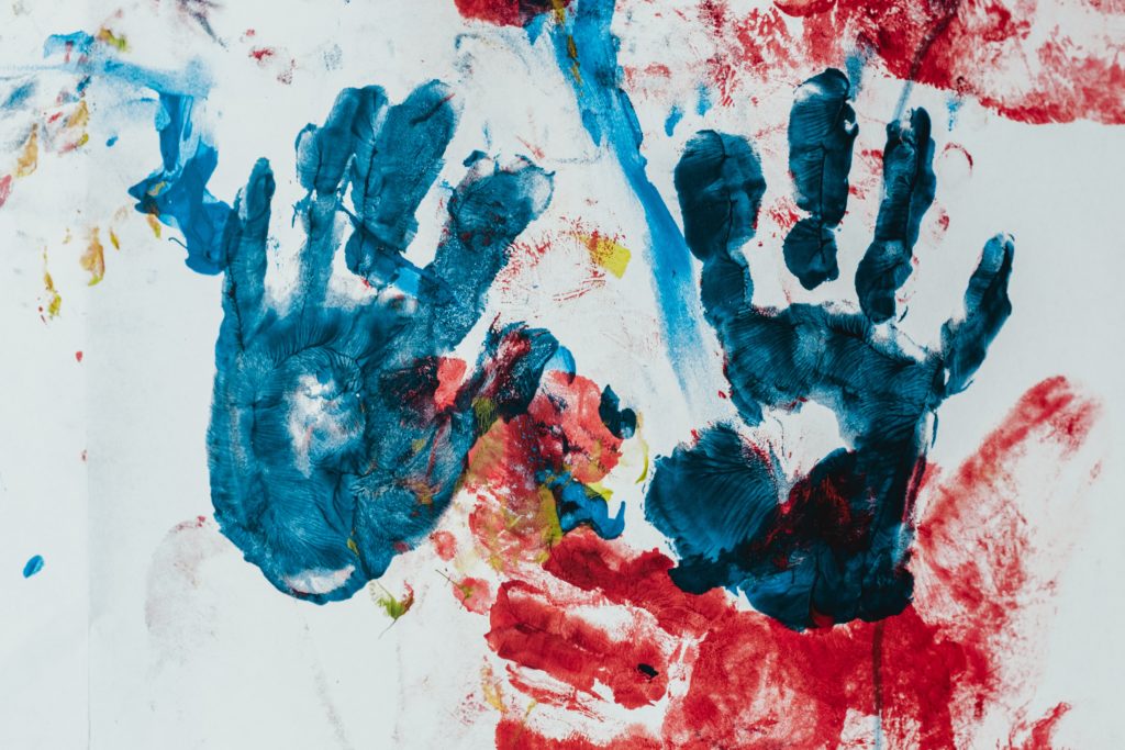 Helse og oppvekstfag - Bilde av malingsavtrykk etter barnehender på hvitt papir